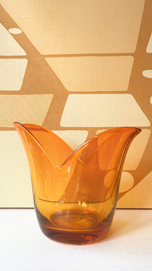 
            
                Load image into Gallery viewer, Vintage Art Glass Tulip Vase
            
        
