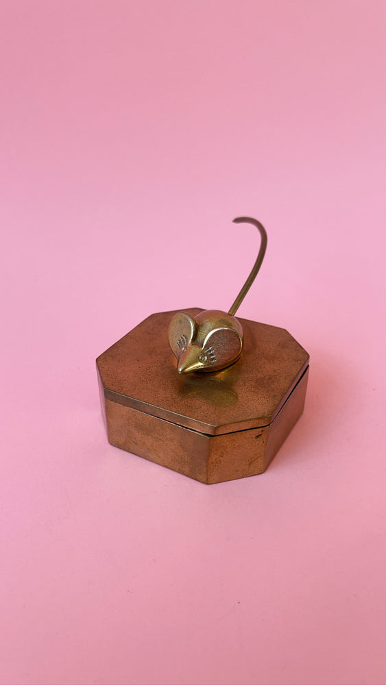 
            
                Load image into Gallery viewer, Vintage Brass Trinket Box with Mouse Lid
            
        