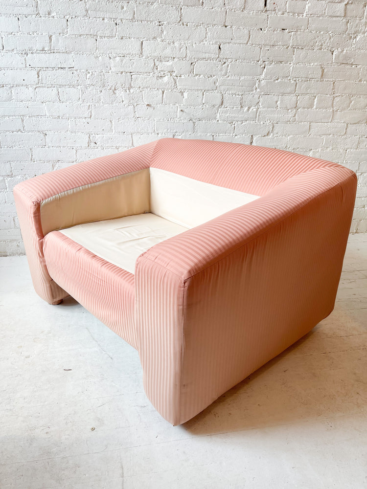 
            
                Load image into Gallery viewer, Vintage Puff Pink Chair
            
        