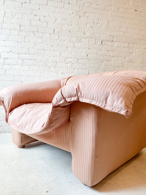 
            
                Load image into Gallery viewer, Vintage Puff Pink Chair
            
        