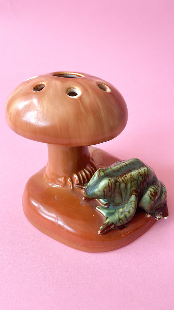 
            
                Load image into Gallery viewer, Vintage Ceramic Flower Frog
            
        