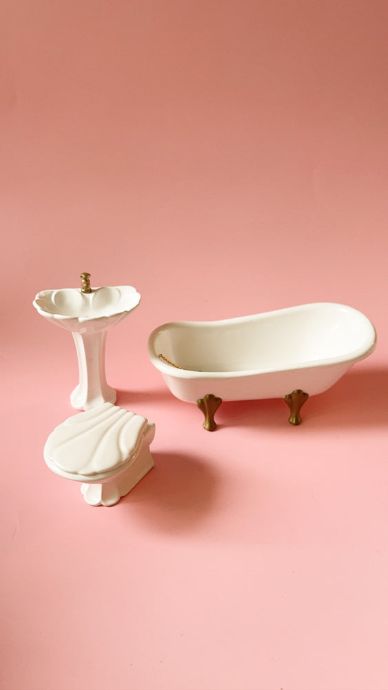 Marianne Modelle Victorian Style Dollhouse Bathroom Set