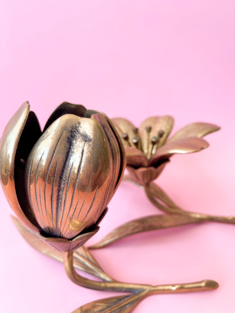 
            
                Load image into Gallery viewer, Vintage Brass Lotus Flower Ashtrays
            
        