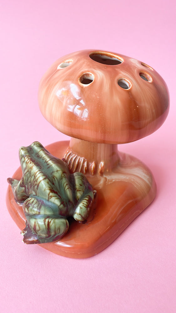 
            
                Load image into Gallery viewer, Vintage Ceramic Flower Frog
            
        