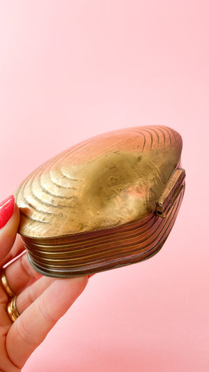 
            
                Load image into Gallery viewer, Vintage Brass Clam Shell Trinket Box
            
        