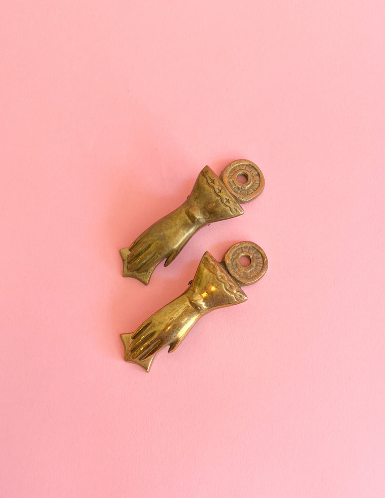 
            
                Load image into Gallery viewer, Vintage Brass Hand Clip
            
        