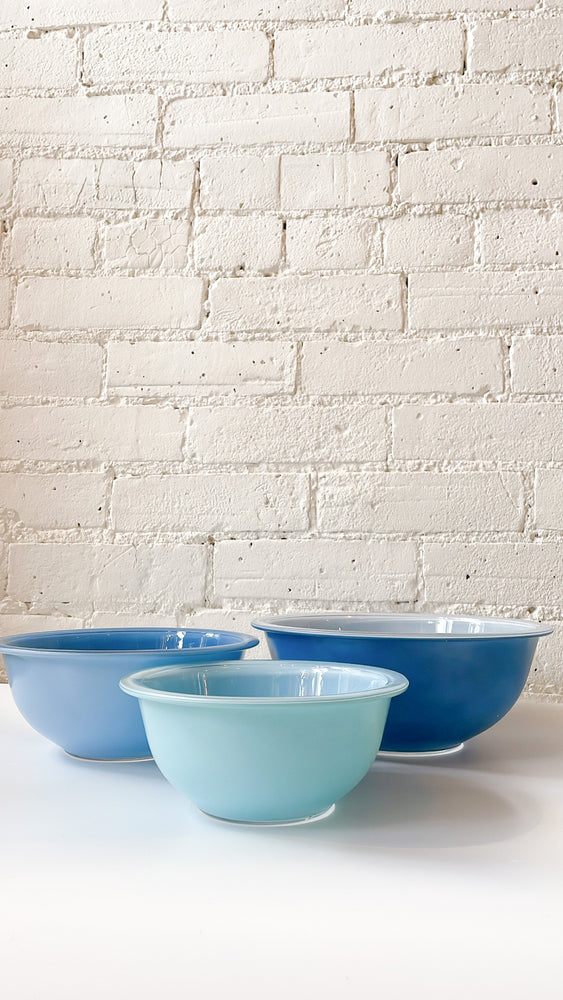 
            
                Load image into Gallery viewer, Vintage Nesting Pyrex Mixing Bowls
            
        