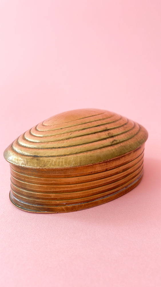 
            
                Load image into Gallery viewer, Vintage Brass Clam Shell Trinket Box
            
        