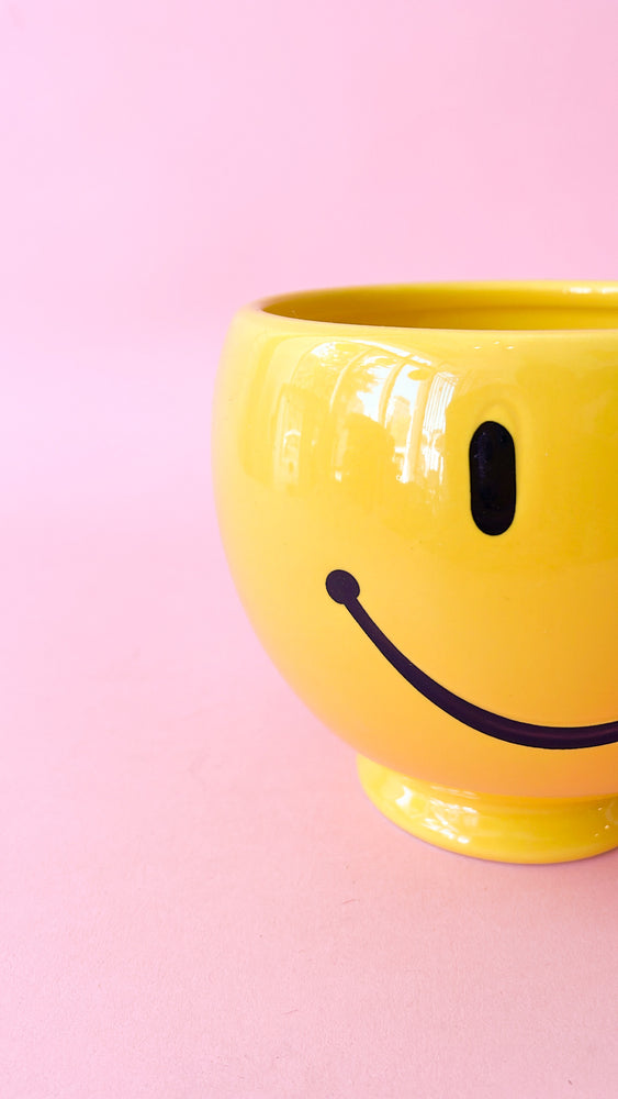 
            
                Load image into Gallery viewer, Vintage Oversized Ceramic Smiley Mug
            
        