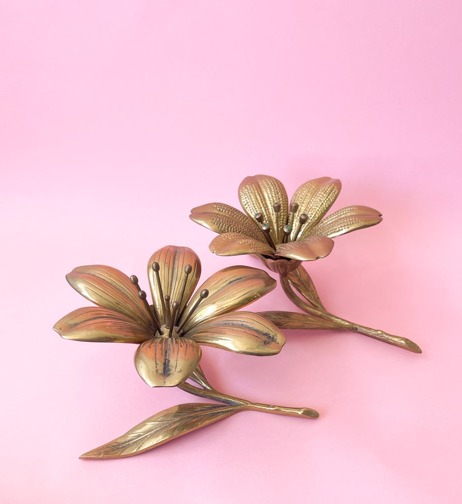 
            
                Load image into Gallery viewer, Vintage Brass Lotus Flower Ashtrays
            
        