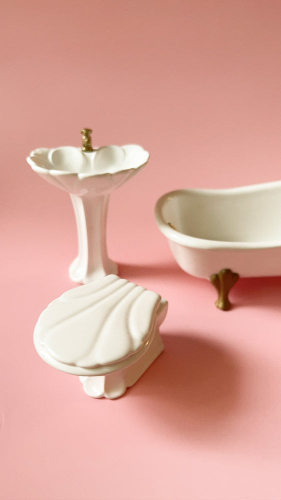 Marianne Modelle Victorian Style Dollhouse Bathroom Set